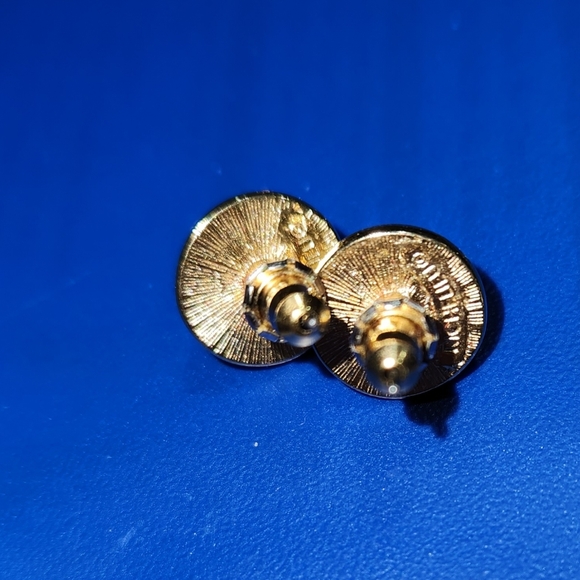 RICHELIEU Faux Pearl Stud Earrings - Picture 3 of 11